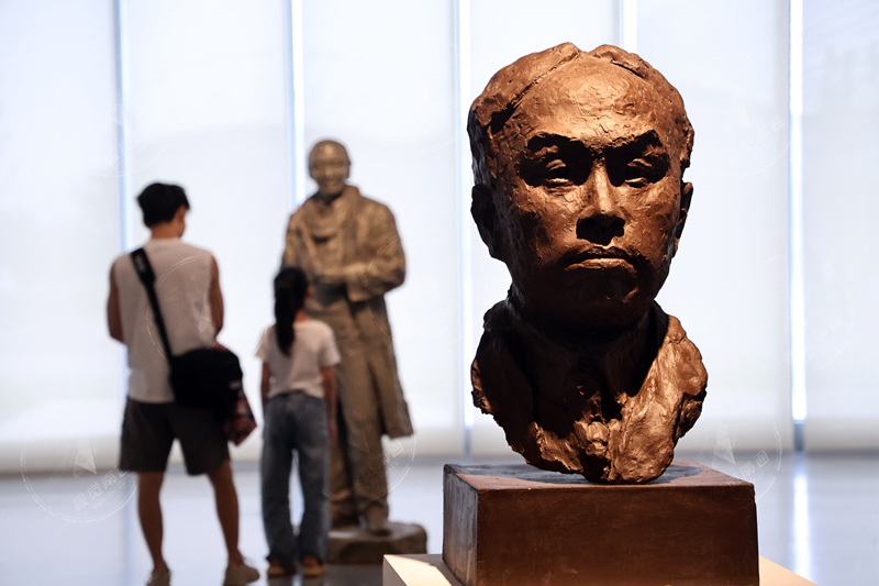 江蘇油畫雕塑院作品展巡展走進南通美術館
